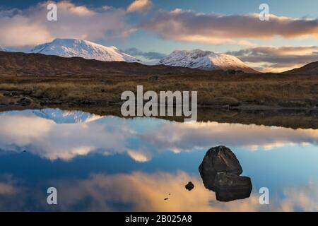 Sunset over Lochan Na Stainge con il monte Nero dietro su Rannoch Moor nelle Highland scozzesi, Argyll & Bute, Scozia Foto Stock