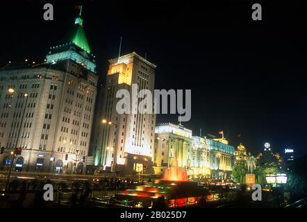 Cina: Il Peace Hotel (a sinistra), la Bank of China e altri edifici sul Bund (Zhongshan Donglu) di notte, Shanghai. Il Bund (cinese: Wàitān) è un'area del distretto di Huangpu nel centro di Shanghai. L'area si concentra su una sezione di Zhongshan Road (East-1 Zhongshan Road) all'interno dell'ex insediamento internazionale di Shanghai, che corre lungo la riva occidentale del fiume Huangpu, di fronte a Pudong, nella parte orientale del distretto di Huangpu. Il Bund di solito si riferisce agli edifici e ai moli su questa sezione della strada, così come ad alcune aree adiacenti. Shanghai ha iniziato la sua vita come villaggio di pescatori. Foto Stock