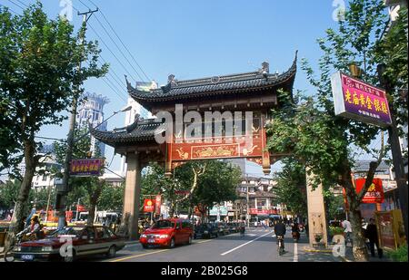 Cina: Un'elaborata porta paifang che porta a Nanshi o alla città Vecchia, nell'area di Yuyuan, Shanghai. Shanghai iniziò la sua vita come villaggio di pescatori, e più tardi come porto che riceveva merci trasportate lungo il fiume Yangzi. Dal 1842 in poi, dopo la prima guerra dell'oppio, i britannici aprirono una "concessione" a Shanghai, dove i trafficanti di droga e altri commercianti potevano operare indisturbati. Francesi, italiani, tedeschi, americani e giapponesi seguirono tutti. Negli anni '1920 e '1930, Shanghai era una città boom e una parola d'ordine internazionale per la dissipazione. Foto Stock