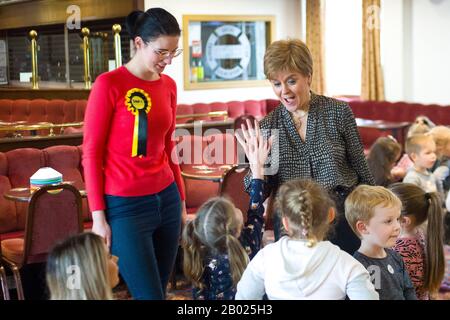 Il primo Ministro Nicola Sturgeon si unisce al candidato SNP Catriona MacDonald sulla campagna a Edimburgo sud. Credito: Euan Cherry Foto Stock