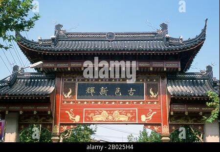 Cina: Un'elaborata porta paifang che porta a Nanshi o alla città Vecchia, nell'area di Yuyuan, Shanghai. Shanghai iniziò la sua vita come villaggio di pescatori, e più tardi come porto che riceveva merci trasportate lungo il fiume Yangzi. Dal 1842 in poi, dopo la prima guerra dell'oppio, i britannici aprirono una "concessione" a Shanghai, dove i trafficanti di droga e altri commercianti potevano operare indisturbati. Francesi, italiani, tedeschi, americani e giapponesi seguirono tutti. Negli anni '1920 e '1930, Shanghai era una città boom e una parola d'ordine internazionale per la dissipazione. Foto Stock