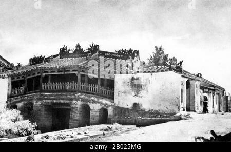 Vietnam: Il ponte coperto giapponese, Hoi An (1950). Il ponte coperto giapponese è un simbolo di Hoi An e del suo ricco passato mercantile. Il ponte fu costruito nel 1593 dalla comunità commerciale giapponese per collegarli al quartiere cinese più a est. La piccola ma storica città di Hoi An si trova sul fiume Thu Bon 30km (18 miglia) a sud di Danang. Durante il periodo dei signori Nguyen (1558 - 1777) e anche sotto i primi imperatori Nguyen, Hoi An - allora conosciuto come Faifo - era un porto importante, visitato regolarmente da navi provenienti dall'Europa e da tutto l'Oriente. Foto Stock