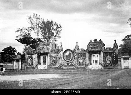 Vietnam: Porta d'ingresso al vecchio tempio di Ba Mu (Chùa Bà Mụ) o al tempio delle ostetriche, vicino a Hoi An, 1930 circa Le mười hai Bà mụ, o "dodici ostetriche", sono creature della mitologia vietnamita e della religione popolare. Sono dodici fate che insegnano ai bambini vari tratti e abilità prosperi come succhiare e sorridere. In alcune parti del Vietnam, quando un bambino ha un mese, viene eseguito un rituale speciale per le dodici ostetriche. La piccola ma storica cittadina di Hoi An si trova sul fiume Thu Bon, 30 km a sud di Danang. Foto Stock