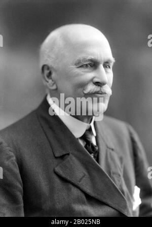 Regno Unito: Rowland George Allanson Allanson-Winn, V barone Headley (19 gennaio 1855 - 22 giugno 1935), noto anche come Shaikh Rahmatullah al-Farooq, 1920. Rowland George Allanson-Winn nacque a Londra e studiò alla Westminster School e al Trinity College, all'Università di Cambridge. Entrò poi a Middle Temple, prima di iniziare gli studi al King's College di Londra. Successivamente divenne ingegnere civile di professione, costruttore di strade in India e autorità per la protezione delle zone intermaree. Headley abbracciò l'Islam il 16 novembre 1913, presiedendo la British Muslim Society Foto Stock