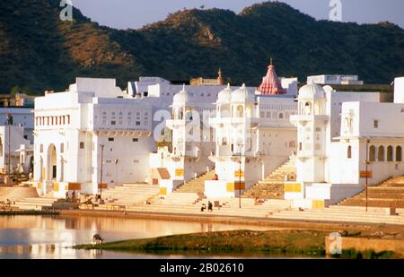 India: I Ghati (scale sacre) circondano il lago sacro di Pushkar, il Rajasthan. Pushkar è una delle città più antiche dell'India. La data della sua effettiva fondazione non è nota, ma la leggenda associa Lord Brahma alla sua creazione. Secondo il Rajputana Gazetteer, Pushkar era detenuto da Chechi Gurjars (Gujjars) fino a circa 700 anni fa. In seguito alcuni santuari furono occupati da Kanphati Jogis. Ci sono ancora alcuni sacerdoti della comunità Gujar in alcuni templi di Pushkar. Sono conosciuti come Bhopas. Si dice che il saggio Parasara sia nato a Pushkar. Foto Stock
