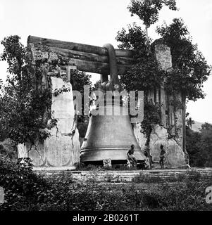 The Mingun Bell è un campanello situato a Mingun, Sagaing Regione, Myanmar. Si trova a circa 11 km a nord di Mandalay, sulla sponda occidentale del fiume Irrawaddy. Era la campana più pesante che funzionasse nel mondo più volte nella storia. Il peso della campana è di 55.555 Viss (90.718 chilogrammi o 199.999 libbre). Il diametro esterno del bordo della campana è di 4,95 m (16 piedi 3 pollici). L'altezza della campana è di 3,66 m (12,0 piedi) all'esterno e 3,51 m (11,5 piedi) all'interno. La circonferenza esterna sul bordo è di 15,469 m (50,75 piedi). La campana è da 6 a 12 pollici ( Foto Stock