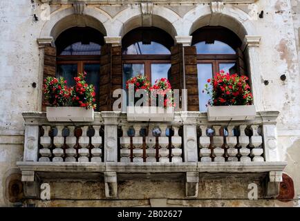 Finestre ad arco triple e balcone. Treviso, Veneto, Italia, Europa, UE Foto Stock