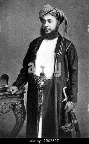 Tanzania/Zanzibar: Sayyid Barghash bin Said al-Busaid (1837 - 26 marzo 1888), sultano di Zanzibar. Ritratto, 1875. Sayyid Barghash bin Said al-Busaid, GCMG, GCTE, era il secondo sultano di Zanzibar. Governò Zanzibar dal 7 ottobre 1870 al 26 marzo 1888. Barghash è accreditato di aver costruito gran parte delle infrastrutture di Stone Town, tra cui acqua di condutture, bagni pubblici, una forza di polizia, strade, parchi, ospedali e grandi edifici amministrativi come la Bait el-Ajaib (Casa delle meraviglie). Barghash fu forse l'ultimo sultano a mantenere una misura di vera indipendenza dal controllo europeo. Foto Stock