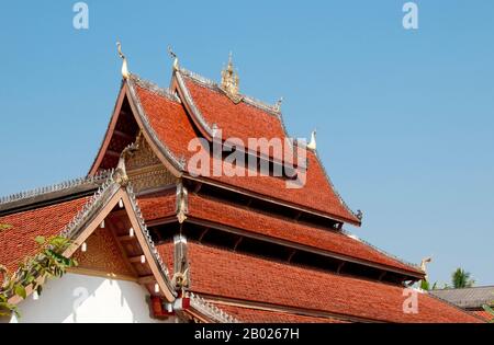 Wat mai Suwannaphumaham risale ai primi del 19th secolo. Il tempio era una volta la residenza del Sangkhalat, il supremo patriarca del Buddismo in Laos. la sim (sala di ordinazione) è in legno, con un tetto a cinque piani in classico stile Luang Prabang. L'attrazione principale del sim sono le pareti dorate della veranda anteriore, i cui disegni raccontano scene della Ramayana e della penultima incarnazione del Buddha (Vessantara Jataka). Per la prima metà del 20th secolo il Phra Bang (immagine del Buddha reale nel mudra Paura di abbattimento) è stato ospitato all'interno del sim, ed è ancora messo in mostra Foto Stock