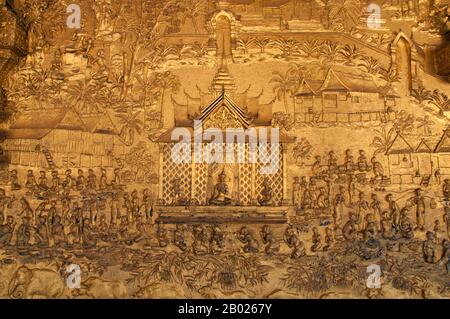 Wat mai Suwannaphumaham risale ai primi del 19th secolo. Il tempio era una volta la residenza del Sangkhalat, il supremo patriarca del Buddismo in Laos. la sim (sala di ordinazione) è in legno, con un tetto a cinque piani in classico stile Luang Prabang. L'attrazione principale del sim sono le pareti dorate della veranda anteriore, i cui disegni raccontano scene della Ramayana e della penultima incarnazione del Buddha (Vessantara Jataka). Per la prima metà del 20th secolo il Phra Bang (immagine del Buddha reale nel mudra Paura di abbattimento) è stato ospitato all'interno del sim, ed è ancora messo in mostra Foto Stock