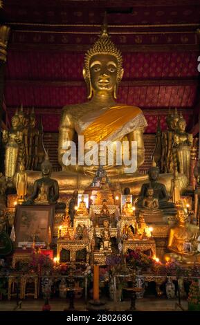 Wat mai Suwannaphumaham risale ai primi del 19th secolo. Il tempio era una volta la residenza del Sangkhalat, il supremo patriarca del Buddismo in Laos. la sim (sala di ordinazione) è in legno, con un tetto a cinque piani in classico stile Luang Prabang. L'attrazione principale del sim sono le pareti dorate della veranda anteriore, i cui disegni raccontano scene della Ramayana e della penultima incarnazione del Buddha (Vessantara Jataka). Per la prima metà del 20th secolo il Phra Bang (immagine del Buddha reale nel mudra Paura di abbattimento) è stato ospitato all'interno del sim, ed è ancora messo in mostra Foto Stock