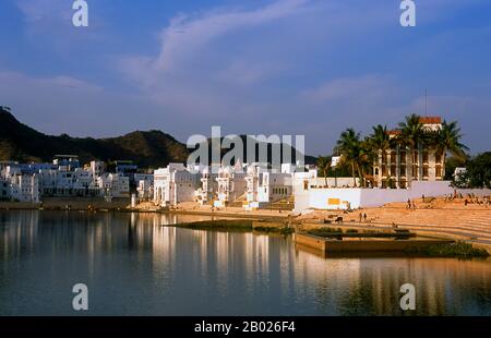 India: I Ghati (scale sacre) circondano il lago sacro di Pushkar, il Rajasthan. Pushkar è una delle città più antiche dell'India. La data della sua effettiva fondazione non è nota, ma la leggenda associa Lord Brahma alla sua creazione. Secondo il Rajputana Gazetteer, Pushkar era detenuto da Chechi Gurjars (Gujjars) fino a circa 700 anni fa. In seguito alcuni santuari furono occupati da Kanphati Jogis. Ci sono ancora alcuni sacerdoti della comunità Gujar in alcuni templi di Pushkar. Sono conosciuti come Bhopas. Si dice che il saggio Parasara sia nato a Pushkar. Foto Stock
