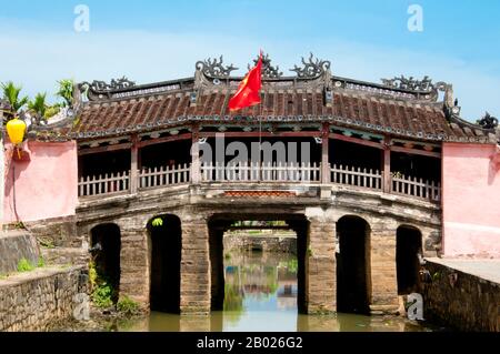 Vietnam: Il ponte coperto giapponese, Hoi An. Il ponte coperto giapponese è un simbolo di Hoi An e del suo ricco passato mercantile. Il ponte fu costruito nel 1593 dalla comunità commerciale giapponese per collegarli al quartiere cinese più a est. La piccola ma storica città di Hoi An si trova sul fiume Thu Bon 30km (18 miglia) a sud di Danang. Durante il periodo dei signori Nguyen (1558 - 1777) e anche sotto i primi imperatori Nguyen, Hoi An - allora conosciuto come Faifo - era un porto importante, visitato regolarmente da navi provenienti dall'Europa e da tutto l'Oriente. Foto Stock