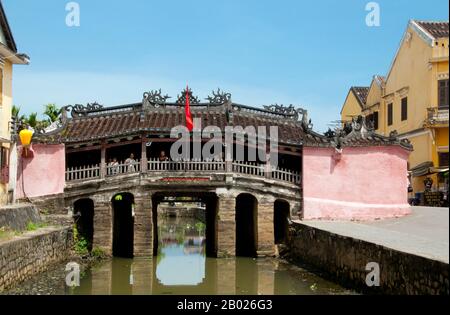 Vietnam: Il ponte coperto giapponese, Hoi An. Il ponte coperto giapponese è un simbolo di Hoi An e del suo ricco passato mercantile. Il ponte fu costruito nel 1593 dalla comunità commerciale giapponese per collegarli al quartiere cinese più a est. La piccola ma storica città di Hoi An si trova sul fiume Thu Bon 30km (18 miglia) a sud di Danang. Durante il periodo dei signori Nguyen (1558 - 1777) e anche sotto i primi imperatori Nguyen, Hoi An - allora conosciuto come Faifo - era un porto importante, visitato regolarmente da navi provenienti dall'Europa e da tutto l'Oriente. Foto Stock