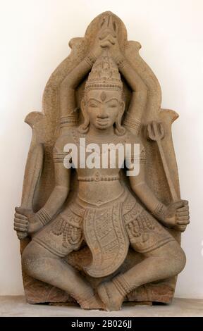 Vietnam: Statua Cham del dio indù Shiva, XIII-XIV secolo, Cham Museum, Danang. Il regno di Champa (Campadesa o nagara Campa) fu un regno indianizzato che controllò gran parte del Vietnam meridionale e centrale dal VII secolo al 1832. Champa raggiunse il suo apogeo nel IX e X secolo. Poi iniziò un graduale declino sotto la pressione di Đại Việt, il governo vietnamita centrato nella regione della moderna Hanoi. Nel 1471, le truppe Viet saccheggiarono la capitale Cham settentrionale di Vijaya, e nel 1697 il principato meridionale di Panduranga divenne vassallo dei vietnamiti. Foto Stock
