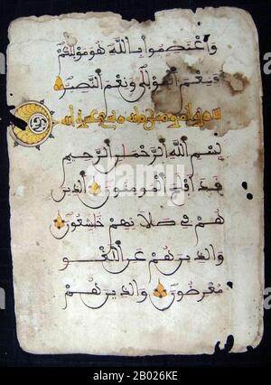 Timbuktu Manuscripts è un termine ombrello per quello che era un gran numero di manoscritti (stime variano nelle centinaia di migliaia) che erano stati conservati da famiglie private a Timbuktu (e in altre località), Mali. Una gran parte dei manoscritti ha avuto a che fare con l'arte, la medicina, la scienza, e la calligrafia del tardo Abbaside Califfato, e anche più inestimabili vecchie copie del Corano. La maggior parte dei manoscritti sono stati scritti in arabo, ma alcuni erano anche in lingue locali, tra cui Songhay e Tamasheq. Le date dei manoscritti variavano tra il tardo 13th e l'inizio del 20th Foto Stock