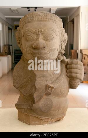 Dvarapala (Sanscrito) è un guardiano porta o porta spesso ritratto come guerriero o temibile gigante asura, di solito armato di un'arma. La statua di dvarapala è un elemento architettonico diffuso in tutte le culture indù e buddiste, così come in aree influenzate da loro come Java. il regno di Champa (Campadesa o nagara Campa) Chăm Pa in vietnamita, 占城 Chiêm Thành in Hán Việt e Zhàn chéng in cinese record) era un regno Indianizzato che controllava gran parte del Vietnam meridionale e centrale da circa il 7th secolo fino al 1832. Champa raggiunse il suo apogeo nel centu 9th e 10th Foto Stock