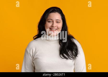 Ritratto di felice donna moncone millenario sorridente alla macchina fotografica Foto Stock