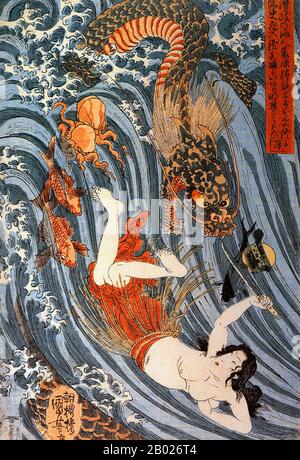 Ryūjin o Ryōjin (龍神 'Dio dragone'), noto anche come Ōwatatsumi, è la divinità tutelaria del mare nella mitologia giapponese. Questo drago giapponese simboleggiava il potere dell'oceano, aveva una grande bocca, ed era in grado di trasformarsi in una forma umana. Ryūjin visse a Ryūgū-jō, il suo palazzo sotto il mare costruito da coralli rossi e bianchi, da cui controllava le maree con magici gioielli marei. Tartarughe marine, pesci e meduse sono spesso raffigurati come servitori di Ryūjin. Ryūjin era il padre della bella dea Otohime che sposò il principe cacciatore Hoori. Il primo imperatore del Giappone, l'imperatore Jimmu, è sai Foto Stock