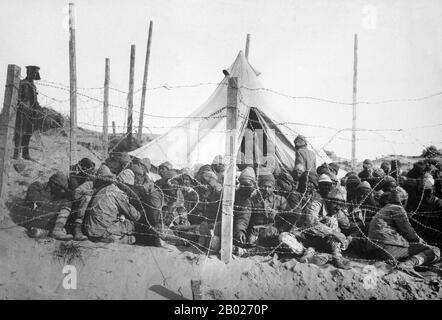 Turchia: Prigionieri di guerra turchi sotto sorveglianza in una gabbia metallica a Sedd El Bahr, campagna di Gallipoli, 1915. La campagna di Gallipoli, nota anche come campagna dei Dardanelli o battaglia di Gallipoli o battaglia di Canakkale, ebbe luogo nella penisola di Gallipoli nell'Impero ottomano (ora Gelibolu nell'odierna Turchia) tra il 25 aprile 1915 e il 9 gennaio 1916, durante la prima guerra mondiale. Un'operazione congiunta britannica e francese fu organizzata per catturare la capitale ottomana di Costantinopoli (Istanbul) e assicurare una rotta marittima verso la Russia. Il tentativo fallì, con pesanti perdite da entrambe le parti. Foto Stock