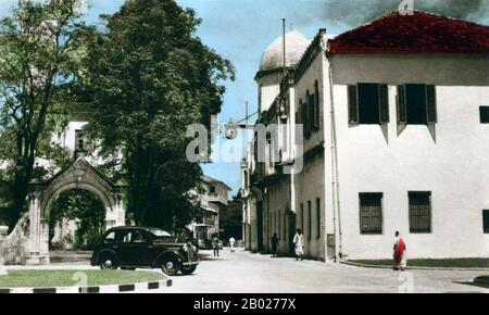 Zanzibar (dall'arabo: زنجبار‎ Zanjibār, dal persiano: زنگبار‎ Zangibār'Costa dei neri'; zangi [pelle nera] + bār [costa]) è una parte semi-autonoma della Tanzania nell'Africa orientale. È composto dall'arcipelago di Zanzibar nell'Oceano Indiano, 25–50 chilometri (16–31 miglia) al largo della costa continentale, ed è costituito da numerose piccole isole e due grandi: Unguja (l'isola principale, chiamata informalmente Zanzibar), e Pemba. La capitale di Zanzibar, situata sull'isola di Unguja, è la città di Zanzibar. Il suo centro storico, noto come Stone Town, è un sito patrimonio dell'umanità ed è dichiarato essere Foto Stock