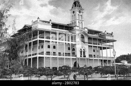 Tanzania/Zanzibar: Beit el-Ajaib o "Casa delle meraviglie", Stone Town, inizio del XX secolo. La Casa delle meraviglie o Palazzo delle meraviglie (in arabo: Beit el-Ajaib) è un edificio di pietra a Zanzibar. E' l'edificio piu' grande e alto di Stone Town e occupa un posto prominente di fronte ai Giardini Forodhani sul lungomare della citta' vecchia, in Mizingani Road. Si trova tra il vecchio forte e il Museo del Palazzo (ed ex Palazzo del Sultano). È uno dei sei palazzi costruiti da Barghash bin Said, secondo sultano di Zanzibar. Foto Stock
