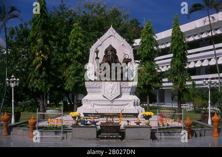 Thailandia: Immagine di Ganesh al Chiang mai College of Drama and Arts, Suriyawong Soi 5, Chiang mai. Ganesha, scritto anche Ganesa o Ganesh, e conosciuto anche come Ganapati, Vinayaka e Pillaiyar, è una delle divinità più conosciute e più venerate nel pantheon indù. La sua immagine si trova in tutta l'India e il Nepal. Le sette indù lo adorano indipendentemente dalle affiliazioni. La devozione a Ganesha è ampiamente diffusa e si estende ai gialli, ai buddisti e oltre l'India. Chiang mai è la città più grande e culturalmente significativa del nord della Thailandia, ed è la capitale della provincia di Chiang mai. Foto Stock