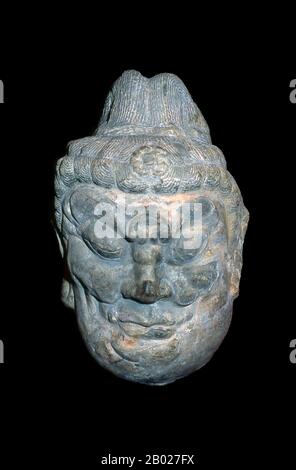 Cina: Testa in pietra del Buddha Sakyamuni (Siddhartha Buddha), dinastia Qi settentrionale (550-577), Museo di Shanghai. Siddhārtha Gautama (Pali: Siddhattha Gotama) è stato un insegnante spirituale dell'antica India che ha fondato il buddismo. Nella maggior parte delle tradizioni buddiste, è considerato il Buddha Supremo (P. sammāsambuddha, S. samyaksaṃbuddha) della nostra epoca, "Buddha" che significa "risvegliato" o "illuminato". L'ora della sua nascita e della sua morte sono incerti: La maggior parte degli storici dell'inizio del XX secolo datano la sua vita intorno al 563 a.C. al 483 a.C., ma l'opinione più recente data la sua morte tra il 486 e il 483 a.C. Foto Stock
