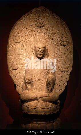 Cina: Pietra Sakyamuni Buddha, dinastia Qi settentrionale (550-577 d.C.), Museo di Shanghai. Siddhārtha Gautama (Pali: Siddhattha Gotama) è stato un insegnante spirituale dell'antica India che ha fondato il buddismo. Nella maggior parte delle tradizioni buddiste, è considerato il Buddha Supremo (P. sammāsambuddha, S. samyaksaṃbuddha) della nostra epoca, "Buddha" che significa "risvegliato" o "illuminato". L'ora della sua nascita e della sua morte sono incerti: La maggior parte degli storici dell'inizio del XX secolo datano la sua vita intorno al 563 a.C. al 483 a.C., ma l'opinione più recente data la sua morte tra il 486 e il 483 a.C. o tra il 411 e il 400 a.C. Foto Stock