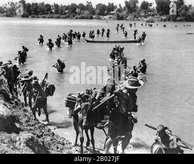 Birmania/Myanmar: Gurkha Rifles dell'esercito indiano britannico che attraversa il fiume Irrawaddy il 27 gennaio 1945. La campagna della Birmania nel teatro del Sud-Est asiatico della seconda guerra mondiale fu combattuta principalmente tra le forze del Commonwealth britannico, cinesi e statunitensi contro le forze dell'Impero del Giappone, che furono assistite in una certa misura dalla Thailandia, dall'Esercito d'indipendenza birmano e dall'Esercito Nazionale Indiano. Le forze terrestri del Commonwealth britannico erano attratte principalmente dal Regno Unito, dall'India britannica e dall'Africa. Foto Stock