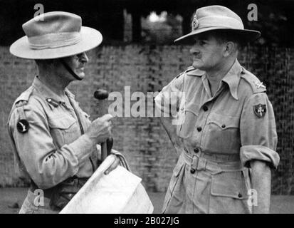 Birmania/Myanmar: Feldmaresciallo William Joseph 'Bill' Slim (6 agosto 1891 - 14 dicembre 1970), Comandante della XIV Armata nella campagna della Birmania contro il Giappone (1942-1945), insieme al maggior generale Tennant Cowan (9 ottobre 1896 - 15 aprile 1983), 1942. Il feldmaresciallo William Joseph 'Bill' Slim, i visconte Slim KG GCB GCMG GCVO GBE DSO MC KS era un comandante militare britannico e il tredicesimo governatore generale dell'Australia. Combatté sia nella prima che nella seconda guerra mondiale e fu ferito in azione tre volte. Durante la seconda guerra mondiale guidò la XIV Armata, il cosiddetto "esercito dimenticato" nella campagna birmana. Foto Stock