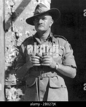 Birmania/Myanmar: Feldmaresciallo William Joseph 'Bill' Slim (6 agosto 1891 - 14 dicembre 1970), Comandante della 14a Armata nella campagna della Birmania contro il Giappone (1942-1945), con binocoli fuori dal quartier generale della 14a Armata in Birmania, 5 marzo 1945. Il feldmaresciallo William Joseph 'Bill' Slim, i visconte Slim KG GCB GCMG GCVO GBE DSO MC KS era un comandante militare britannico e il tredicesimo governatore generale dell'Australia. Combatté sia nella prima che nella seconda guerra mondiale e fu ferito in azione tre volte. Durante la seconda guerra mondiale guidò la XIV Armata, il cosiddetto "esercito dimenticato" nella campagna birmana. Foto Stock