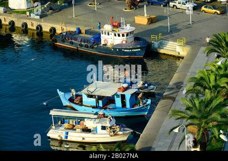 Kavala, Grecia - Settembre 11th 2014: Persone non identificate sulle barche da pesca nel porto della città di Eastmacedonia Foto Stock