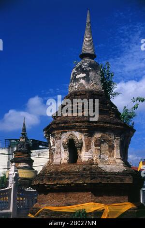 Wat Inthakin (วัด อินทขีล) conosciuto anche come Wat Sadeu Muang (วัด สะดื เมือง) o ‘Tempio della Città Navel’, era una volta la posizione del lak muang o pilastro della città, noto come Sao Inthakhin o ‘pilastro di Indra’. In quanto tale, era – ed è – una località permeata del più grande significato spirituale e rituale. Non è registrato quando il pilastro della città è stato istituito per la prima volta qui, ma è probabile che sia stato alla fondazione della città da re Mangrai nel 1296. Chiang mai, a volte scritto come 'Chiengmai' o 'Chiangmai', è la città più grande e culturalmente significativa nel nord della Thailandia, ed è il Foto Stock