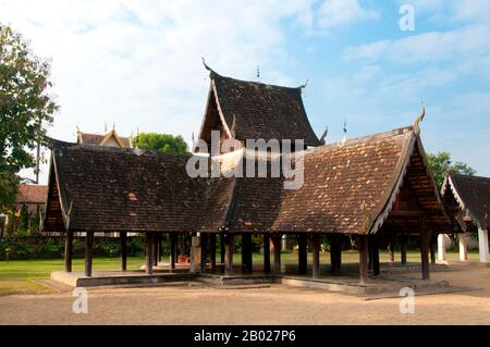 Wat Ton Kwen (วัด ต้น เกว๋น), più formalmente conosciuto come Wat Inthrawat (วัด อินทราวาส), significa ‘Tempio delle Palme di zucchero’ a kham muang o nella Thailandia del Nord, e sicuro abbastanza il tempio rustico, situato in un piccolo villaggio tra verdeggianti risaie, è circondato da alte ed eleganti palme da zucchero. Costruito all'inizio del regno di Chao Kawilorot (1856-70) nel 1856, Wat Ton Kwen è tra i più raffinati e più puri esempi sopravvissuti della tradizionale architettura del tempio di Legno Lan Na 19th secolo. Senza dubbio a causa delle sue piccole dimensioni e del relativo isolamento, è stato risparmiato il ‘miglioramento’ e altre indignità sufficiente Foto Stock