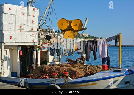 Kavala, Grecia - settembre 17th 2015: Giornata di lavaggio sulla nave da pesca nel porto della città di Eastmacedonia Foto Stock