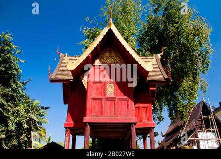 Il Wat Puttha En (วัดพุทธเอ้น) è un tempio tipicamente tailandese del nord, fondato nel 1868. E 'soprattutto notevole per il suo piccolo, bot nam (โบสถ์น้ำ) in legno o sala di ordinazione, costruito in cima a pilastri nel centro di una piazza stagno di loto. Tali ‘cappelle d’acqua’ sono rare in tutta la Thailandia. Il viharn recentemente rinnovato è attraente ma non notevole, ma dietro, su pali di legno rosso etiolated, si trova un ho mai (biblioteca di scrittura) di stile nord, decorato con motivi di lai kram rossi e dorati. Nascosto in una stretta valle, Mae Chaem (แม่แจ่ม) deve essere uno degli angoli meno accessibili di Chiang mai. Foto Stock