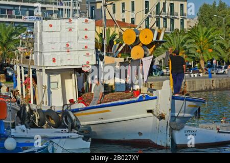 Kavala, Grecia - settembre 17th 2015: Persone non identificate sulla nave da pesca nel porto della città di Eastmacedonia Foto Stock