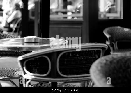 Classic French Cafe Con Vista Bianca E Nera. Iconico Cafe Terrace Parigino Con Sedie In Vimini. Foto Stock