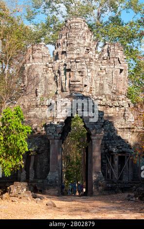 Cambogia: La deserta porta Est, Angkor Thom, Angkor. Angkor Thom si trova ad un miglio a nord di Angkor Wat. Fu costruito alla fine del 12th ° secolo dal re Jayavarman VII, e copre un'area di 9 km², all'interno del quale si trovano diversi monumenti di epoche precedenti così come quelli stabiliti da Jayavarman e i suoi successori. Al centro della città si trova il tempio di stato di Jayavarman, il Bayon, con gli altri siti principali raggruppati intorno alla Piazza della Vittoria immediatamente a nord. Foto Stock