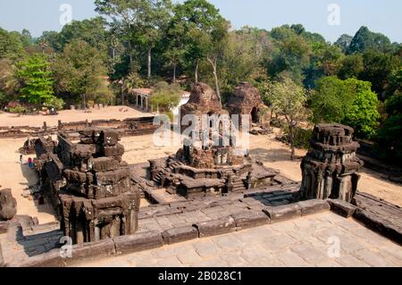 Cambogia: Vista dal santuario centrale verso l'approccio orientale, Bakong, Roluos Complex, Angkor. Il Bakong è un tempio indù della fine del 9th ° secolo dedicato al dio Shiva. Mille anni fa Bakong era la caratteristica centrale della capitale di Jayavarman II, Hariharalaya. E 'costruito come una montagna tempio su un tumulo artificiale circondato da un fossato e pareti recintate esterne. Bakong è il monumento più grande del gruppo Roluos di Angkor. La parte centrale di Bakong poggia sul tumulo artificiale che rappresenta il Monte Meru. Questo tumulo è circondato da otto grandi torri di mattoni. Foto Stock