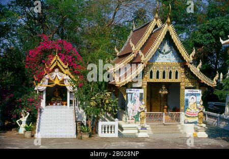 Thailandia: Piccoli santuari nel composto di Wat Phrathat Doi Saket, Chiang mai, Thailandia settentrionale. Wat Phrathat Doi Saket è forse meglio conosciuto per i murales che adornano le pareti interne del viharn principale. L'artista Chaiwat Waranon dipinse questi spettacolari murales nei primi anni '1990 Re Mengrai fondò la città di Chiang mai (che significa "città nuova") nel 1296, e succedette a Chiang Rai come capitale del regno di Lanna. Il sovrano era conosciuto come Chao. La città era circondata da un fossato e da un muro difensivo, poiché la vicina Birmania era una minaccia costante. Foto Stock