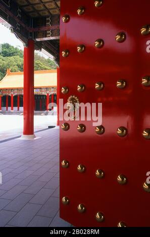 Taiwan: Un dettaglio delle pesanti porte d'ingresso in bronzo al Santuario dei Martiri rivoluzionari nazionali (Zhong Lie ci), Taipei. Il Santuario dei martiri rivoluzionari nazionali (Zhong Lie ci) a Taipei è dedicato ai morti di guerra della Repubblica di Cina. Il santuario fu costruito nel 1969. Taipei fu fondata all'inizio del XVIII secolo e divenne un importante centro per il commercio estero nel XIX secolo. La dinastia Qing della Cina rese Taipei la capitale provinciale di Taiwan nel 1886. Il Giappone acquistò Taiwan nel 1895 dopo la prima guerra sino-giapponese. Taiwan divenne una colonia imperiale con Taipei come capitale. Foto Stock