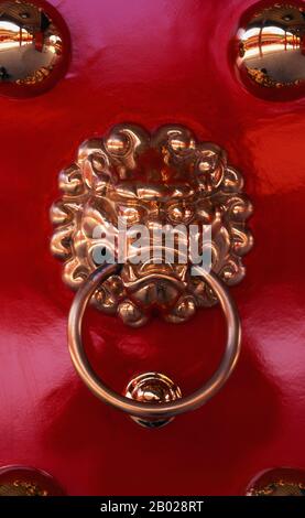 Taiwan: Un dettaglio delle pesanti porte d'ingresso in bronzo al Santuario dei Martiri rivoluzionari nazionali (Zhong Lie ci), Taipei. Il Santuario dei martiri rivoluzionari nazionali (Zhong Lie ci) a Taipei è dedicato ai morti di guerra della Repubblica di Cina. Il santuario fu costruito nel 1969. Taipei fu fondata all'inizio del XVIII secolo e divenne un importante centro per il commercio estero nel XIX secolo. La dinastia Qing della Cina rese Taipei la capitale provinciale di Taiwan nel 1886. Il Giappone acquistò Taiwan nel 1895 dopo la prima guerra sino-giapponese. Taiwan divenne una colonia imperiale con Taipei come capitale. Foto Stock