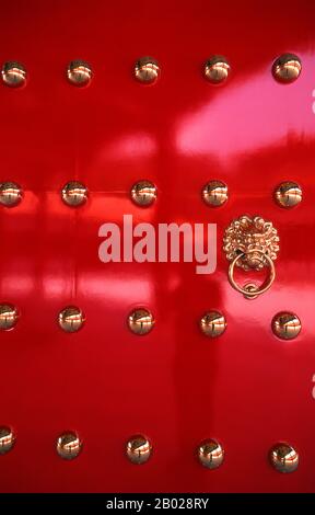 Taiwan: Un dettaglio delle pesanti porte d'ingresso in bronzo al Santuario dei Martiri rivoluzionari nazionali (Zhong Lie ci), Taipei. Il Santuario dei martiri rivoluzionari nazionali (Zhong Lie ci) a Taipei è dedicato ai morti di guerra della Repubblica di Cina. Il santuario fu costruito nel 1969. Taipei fu fondata all'inizio del XVIII secolo e divenne un importante centro per il commercio estero nel XIX secolo. La dinastia Qing della Cina rese Taipei la capitale provinciale di Taiwan nel 1886. Il Giappone acquistò Taiwan nel 1895 dopo la prima guerra sino-giapponese. Taiwan divenne una colonia imperiale con Taipei come capitale. Foto Stock