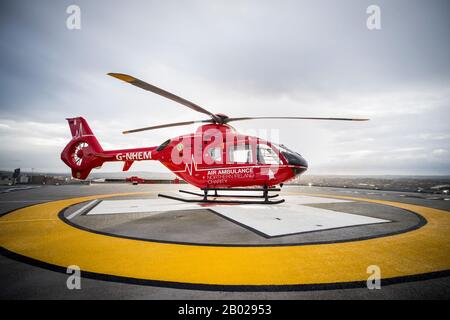 Un'ambulanza aerea utilizzata dall'Helicopter Emergency Medical Service (HEMS) dell'Irlanda del Nord sull'eliporto presso il Royal Victoria Hospital di West Belfast, dove il primo test di atterraggio di un'ambulanza aerea ha avuto luogo martedì. Foto Stock