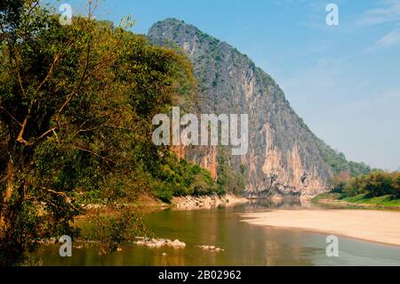 Le grotte Pak Ou sono rivolte da Luang Prabang alla confluenza dei fiumi Mekong e Nam Ou. La leggenda narra che Re Setthathirat scoprì queste due grotte nel 16th secolo CE, e da allora esse sono venerate. Entrambe le grotte sono piene di immagini di Buddha, alcune di venerabile età. Luang Prabang era precedentemente la capitale di un regno dello stesso nome. Fino all'acquisizione comunista nel 1975, fu la capitale reale e sede di governo del Regno del Laos. La città è oggi patrimonio dell'umanità dell'UNESCO. Foto Stock