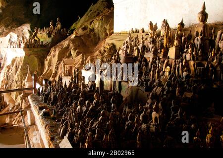 Le grotte Pak Ou sono rivolte da Luang Prabang alla confluenza dei fiumi Mekong e Nam Ou. La leggenda narra che Re Setthathirat scoprì queste due grotte nel 16th secolo CE, e da allora esse sono venerate. Entrambe le grotte sono piene di immagini di Buddha, alcune di venerabile età. Luang Prabang era precedentemente la capitale di un regno dello stesso nome. Fino all'acquisizione comunista nel 1975, fu la capitale reale e sede di governo del Regno del Laos. La città è oggi patrimonio dell'umanità dell'UNESCO. Foto Stock