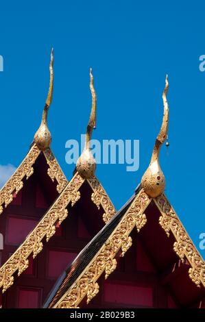 Thailandia: Chofa (gancio sospeso) sul tetto del viharn principale a Wat Salaeng, Ban Chom Khwan, Amphoe Long, provincia di Phrae. La città di Phrae fu costruita vicino al fiume Yom nel XII secolo e faceva parte del regno Mon di Haripunchai. Nel 1443, re Tilokaraj del vicino regno di Lanna catturò la città. Foto Stock