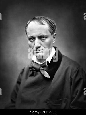 Charles Pierre Baudelaire (Parigi, 9 aprile 1821 – Parigi, 31 agosto 1867) è stato un poeta francese che ha prodotto opere di rilievo come saggista, critico d'arte e pionieristico traduttore di Edgar Allan Poe. La sua opera più famosa, Les Fleurs du mal (i Fiori del Male), esprime la natura mutevole della bellezza nel moderno, industrializzando Parigi durante il 19th secolo. Lo stile altamente originale della prosa-poesia di Baudelaire influenzò un'intera generazione di poeti, tra cui Paul Verlaine, Arthur Rimbaud e Stéphane Mallarmé. Gli viene accreditato il termine 'modernity' (modernité) per designare la fugace, e. Foto Stock